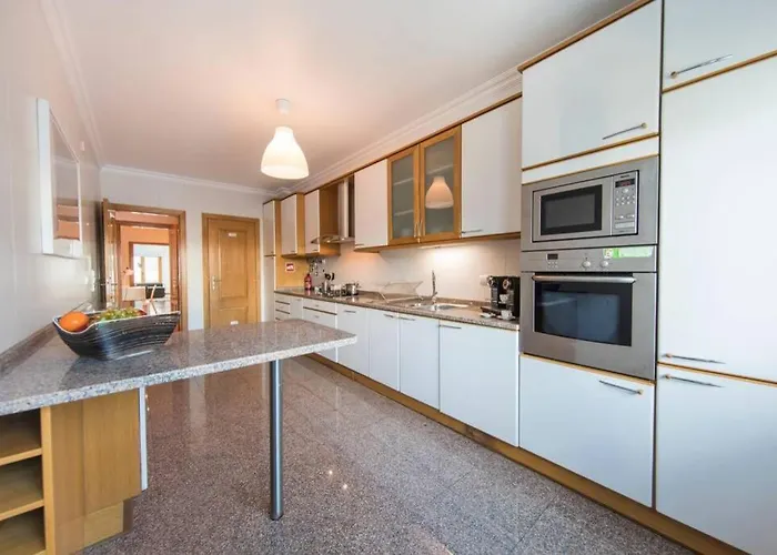 דירה 2 Bedroom With Garage Family Wonder ליסבון